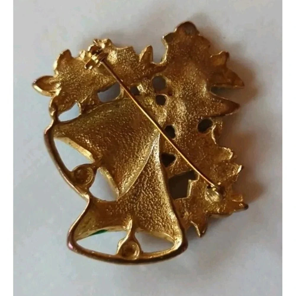 Vintage Christmas  Holiday Retro Brooch Pin Very Pretty
